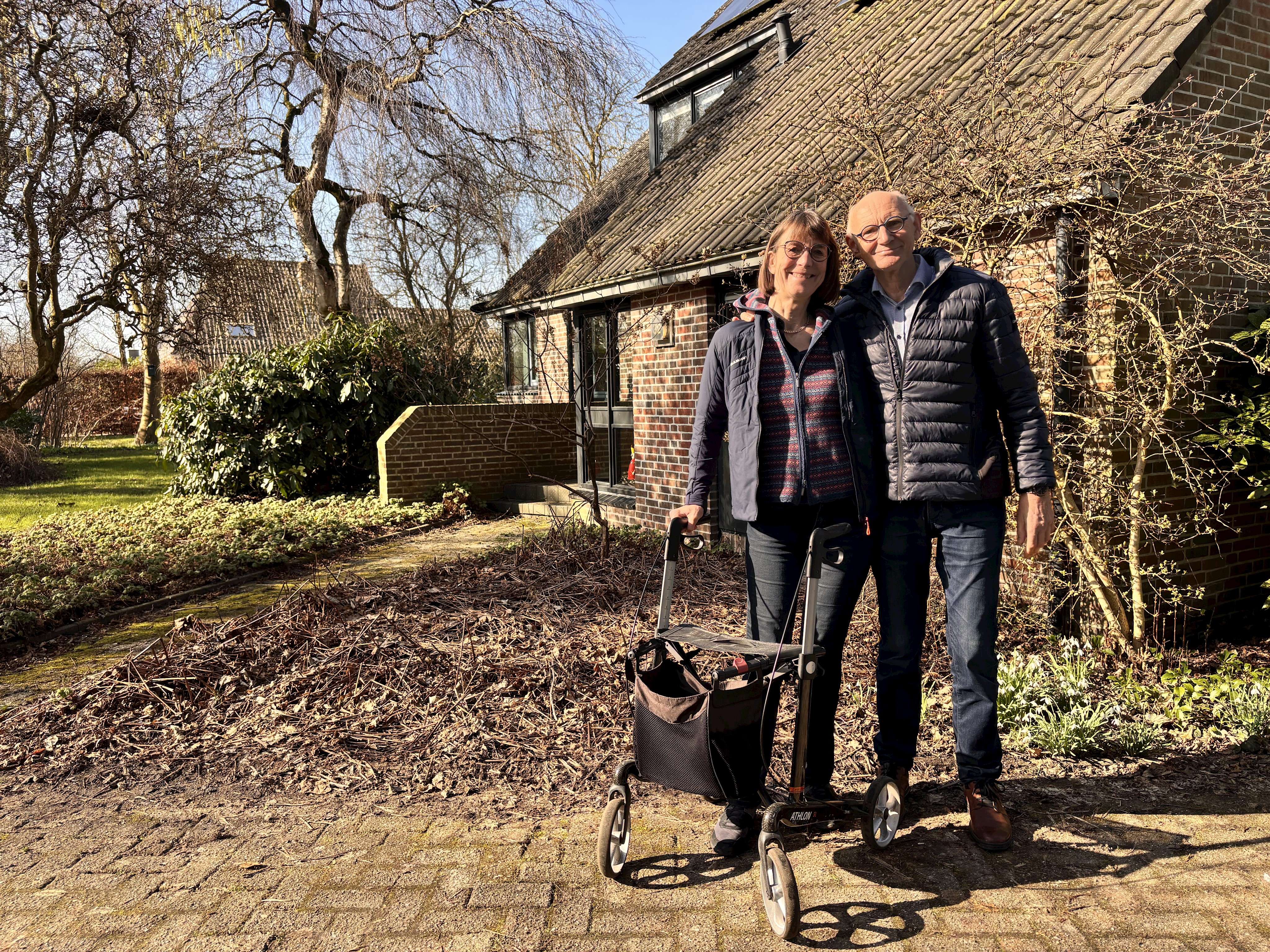 Sabine En Cees Op Hun Erf. (Ma Evt. Nog Iets Bijgeknipt)