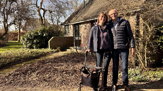 Sabine En Cees Op Hun Erf. (Ma Evt. Nog Iets Bijgeknipt)